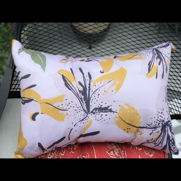 Outdoor& Indoor, ‘ Asiatic Beauty’, Pillow. - Picture 1 of 7